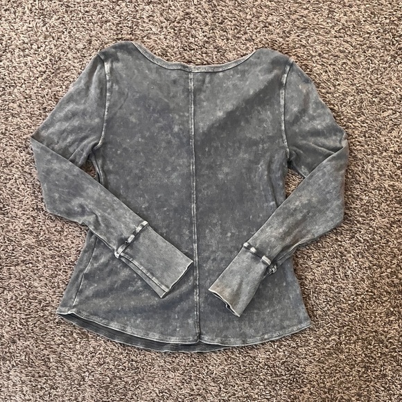 Peyton Jensen 
Women’s 
Medium 
Grey
Long Sleeve 
Henley 
Shirt - Picture 2 of 8